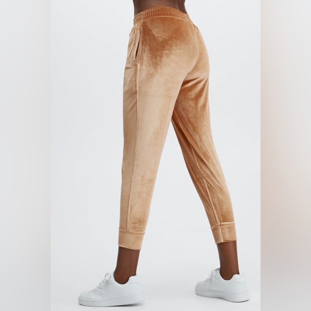XL Fabletics Luxe Daria Velour Joggers in Light Honey